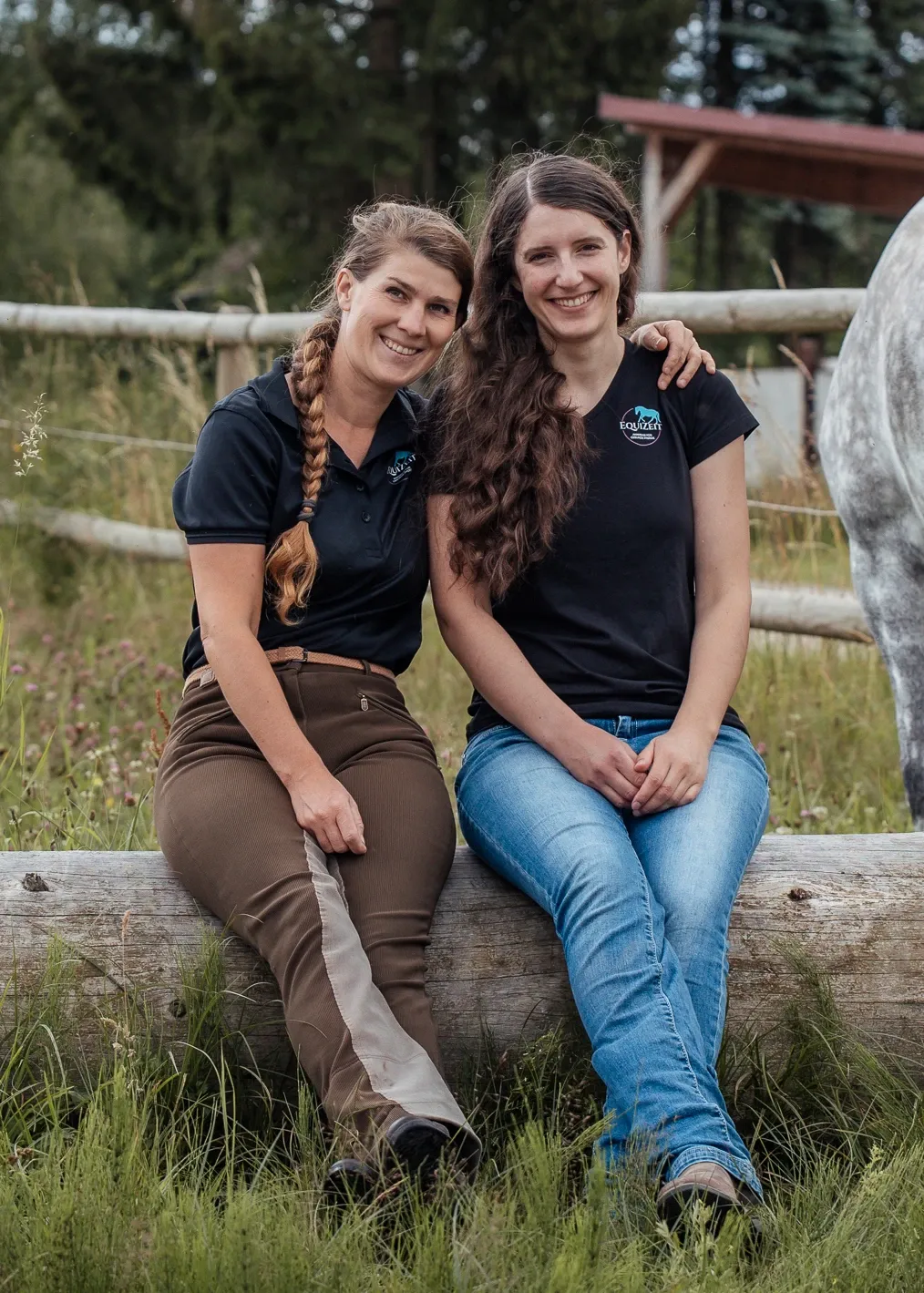 Christine Neumair und Jenny Richter gemeinsam mit Pferden