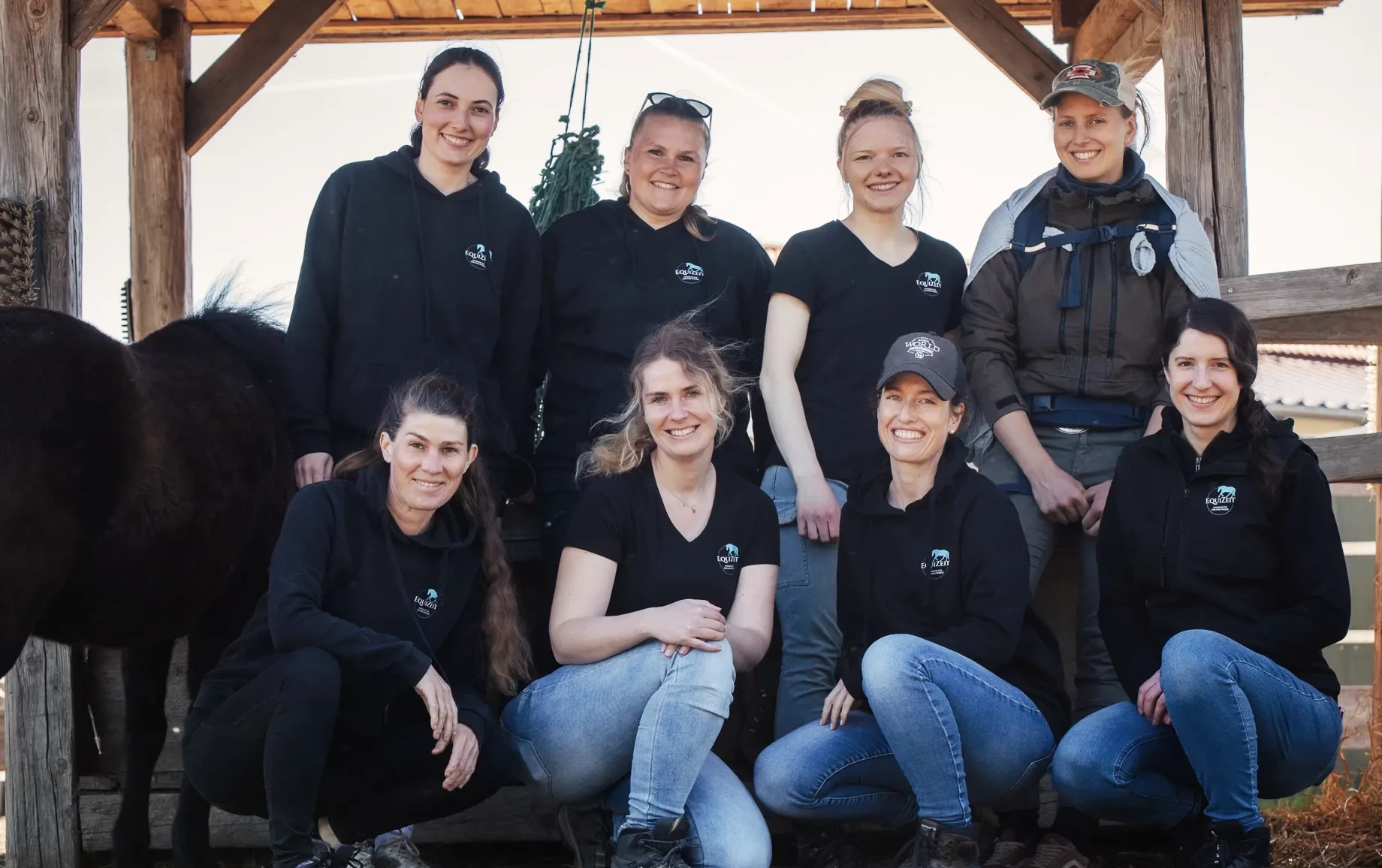 Die EquiZeit Trainer:innen — Gruppenportrait