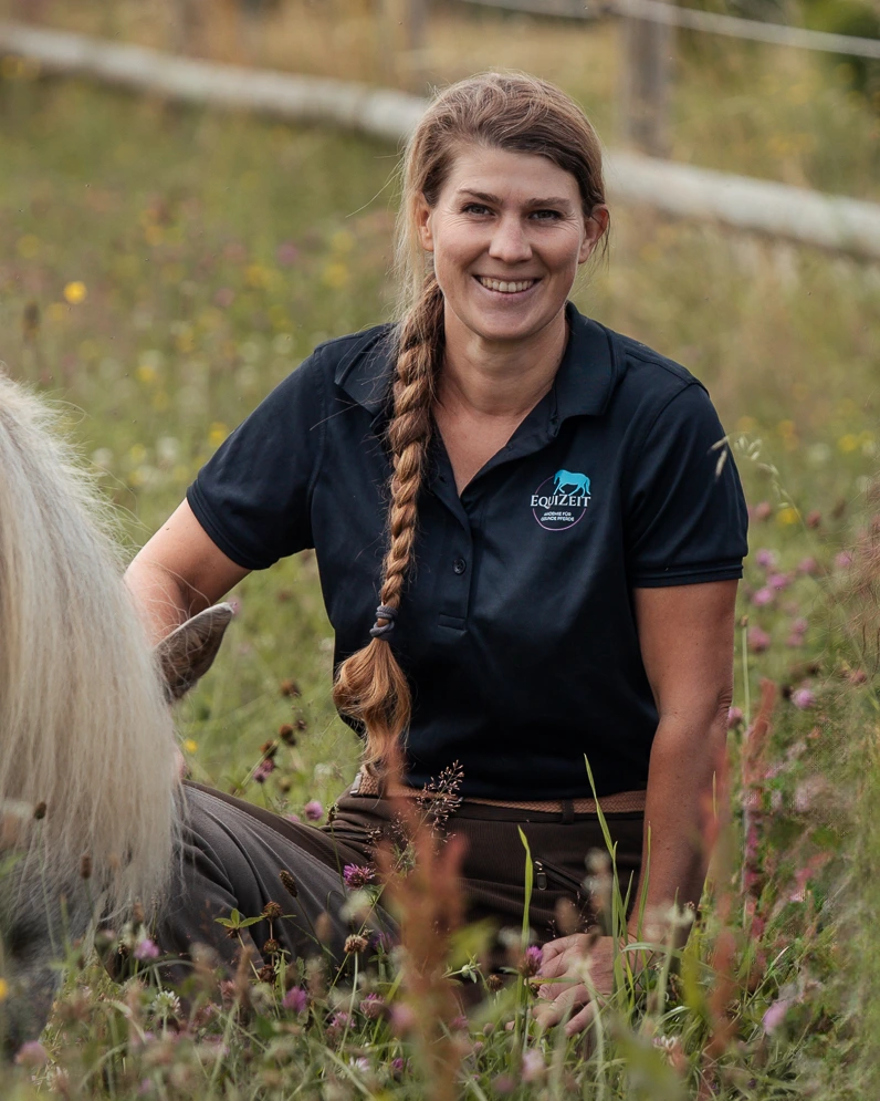Jenny Richter im Portrait mit Pferd